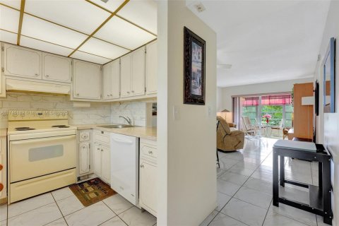 Condo in Lauderdale Lakes, Florida, 1 bedroom  № 1710517 - photo 11