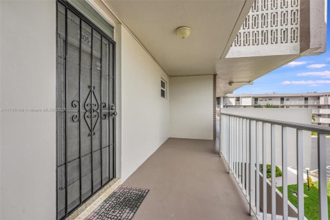 Condo in Lauderdale Lakes, Florida, 1 bedroom  № 1710517 - photo 20