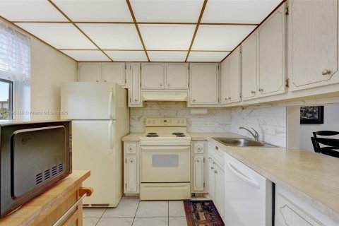 Condo in Lauderdale Lakes, Florida, 1 bedroom  № 1710517 - photo 9