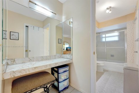 Condo in Lauderdale Lakes, Florida, 1 bedroom  № 1710517 - photo 16