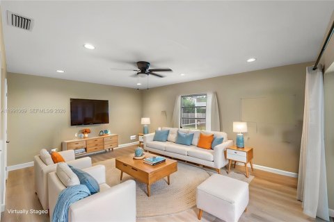 House in Plantation, Florida 4 bedrooms, 209.49 sq.m. № 2062607 - photo 11