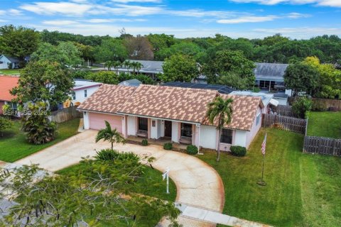 House in Plantation, Florida 4 bedrooms, 209.49 sq.m. № 2062607 - photo 30