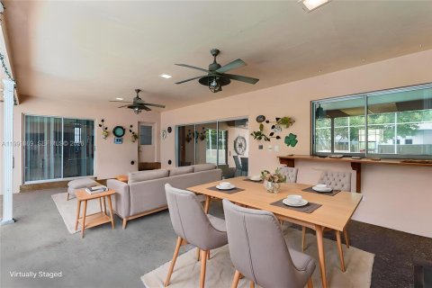 House in Plantation, Florida 4 bedrooms, 209.49 sq.m. № 2062607 - photo 21