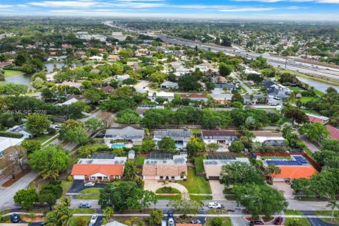 House in Plantation, Florida 4 bedrooms, 209.49 sq.m. № 2062607 - photo 26