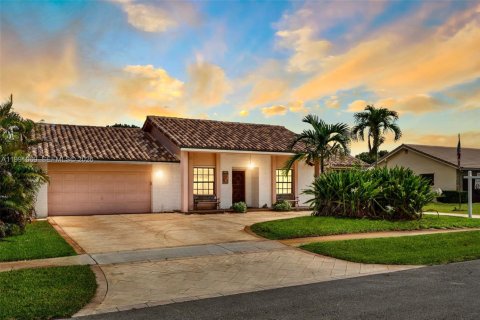 House in Plantation, Florida 4 bedrooms, 209.49 sq.m. № 2062607 - photo 1