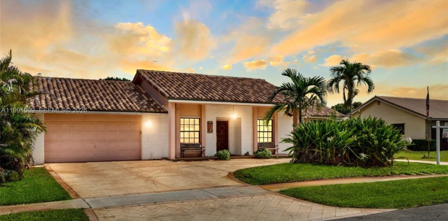 House in Plantation, Florida 4 bedrooms, 209.49 sq.m. № 2062607