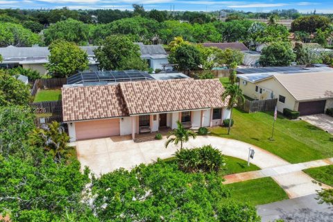 House in Plantation, Florida 4 bedrooms, 209.49 sq.m. № 2062607 - photo 27