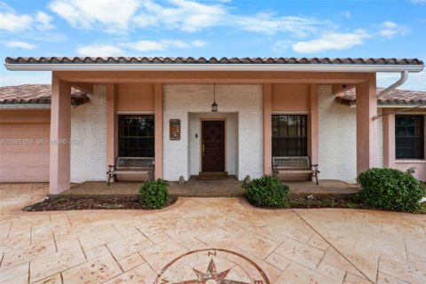 House in Plantation, Florida 4 bedrooms, 209.49 sq.m. № 2062607 - photo 4