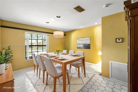 House in Plantation, Florida 4 bedrooms, 209.49 sq.m. № 2062607 - photo 12