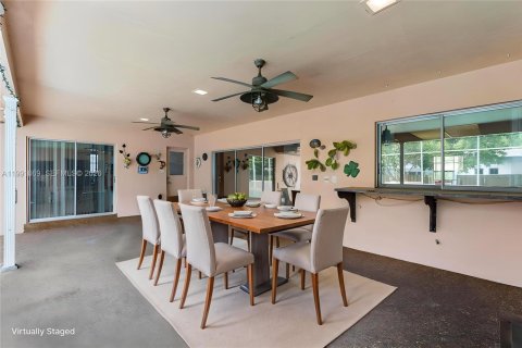 House in Plantation, Florida 4 bedrooms, 209.49 sq.m. № 2062607 - photo 22
