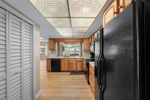 House in Plantation, Florida 4 bedrooms, 209.49 sq.m. № 2062607 - photo 8