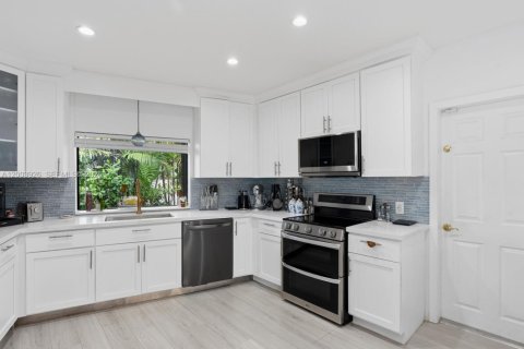 Villa ou maison à vendre à Coral Gables, Floride: 4 chambres, 198.16 m2 № 2069370 - photo 21