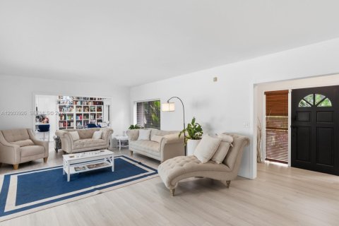 Villa ou maison à vendre à Coral Gables, Floride: 4 chambres, 198.16 m2 № 2069370 - photo 11