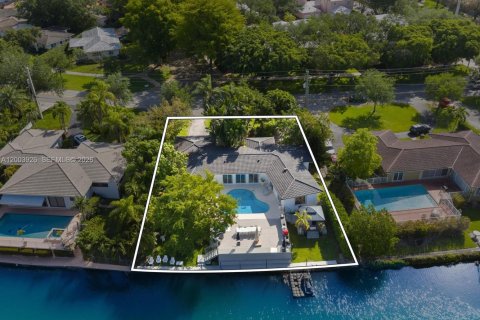 Villa ou maison à vendre à Coral Gables, Floride: 4 chambres, 198.16 m2 № 2069370 - photo 3