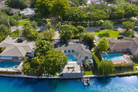 Villa ou maison à vendre à Coral Gables, Floride: 4 chambres, 198.16 m2 № 2069370 - photo 1