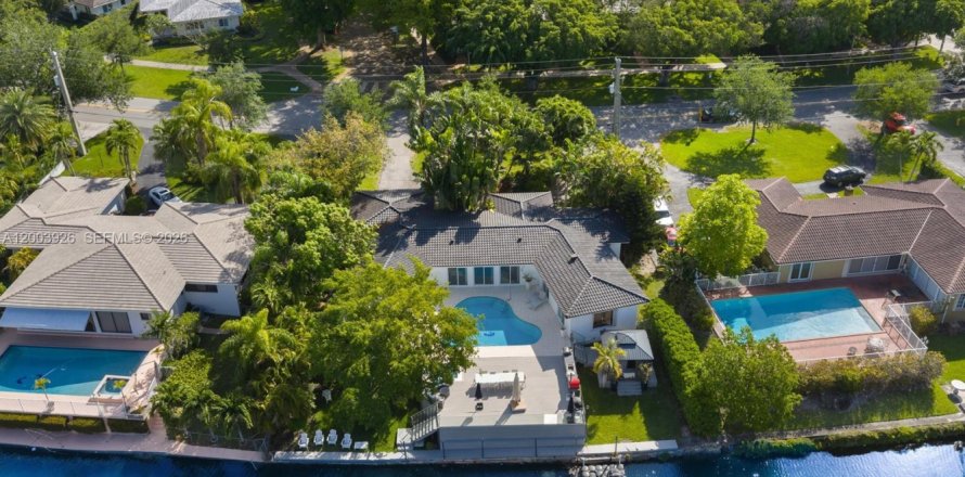 Villa ou maison à Coral Gables, Floride 4 chambres, 198.16 m2 № 2069370
