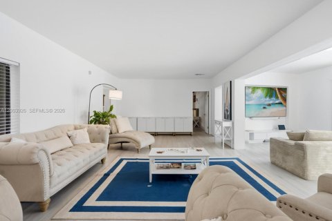 Villa ou maison à vendre à Coral Gables, Floride: 4 chambres, 198.16 m2 № 2069370 - photo 12