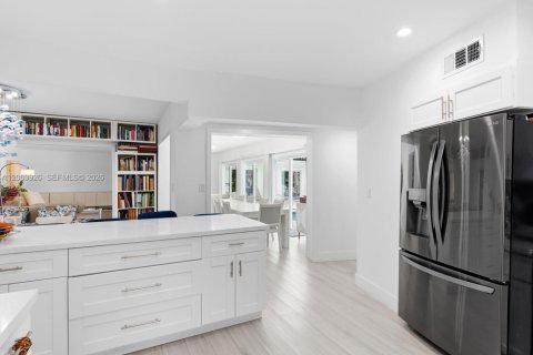 Villa ou maison à vendre à Coral Gables, Floride: 4 chambres, 198.16 m2 № 2069370 - photo 19