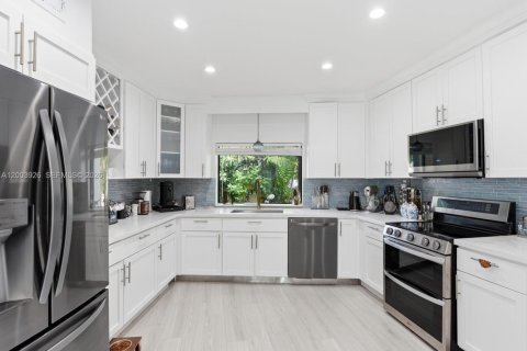 Villa ou maison à vendre à Coral Gables, Floride: 4 chambres, 198.16 m2 № 2069370 - photo 18