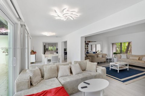 Villa ou maison à vendre à Coral Gables, Floride: 4 chambres, 198.16 m2 № 2069370 - photo 15