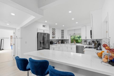 Villa ou maison à vendre à Coral Gables, Floride: 4 chambres, 198.16 m2 № 2069370 - photo 23