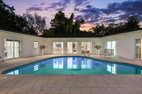 Villa ou maison à vendre à Coral Gables, Floride: 4 chambres, 198.16 m2 № 2069370 - photo 4