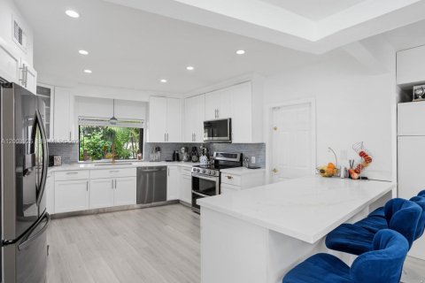 Villa ou maison à vendre à Coral Gables, Floride: 4 chambres, 198.16 m2 № 2069370 - photo 24