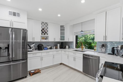 Villa ou maison à vendre à Coral Gables, Floride: 4 chambres, 198.16 m2 № 2069370 - photo 22