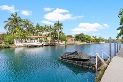 Villa ou maison à vendre à Coral Gables, Floride: 4 chambres, 198.16 m2 № 2069370 - photo 2