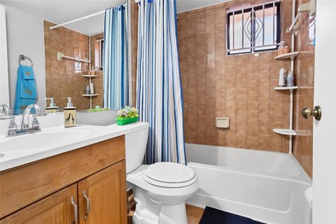 Condominio en venta en Hialeah, Florida, 2 dormitorios, 75.44 m2 № 1982865 - foto 25