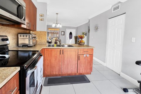 Condominio en venta en Hialeah, Florida, 2 dormitorios, 75.44 m2 № 1982865 - foto 14