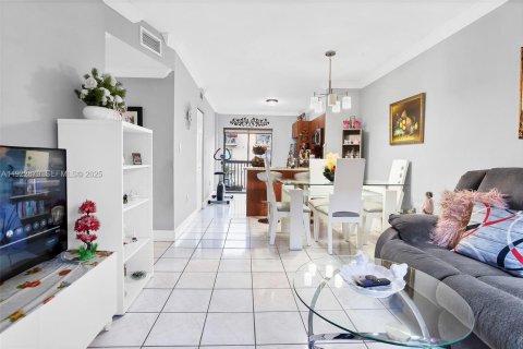 Condominio en venta en Hialeah, Florida, 2 dormitorios, 75.44 m2 № 1982865 - foto 3