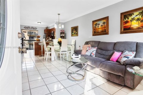 Condominio en venta en Hialeah, Florida, 2 dormitorios, 75.44 m2 № 1982865 - foto 2