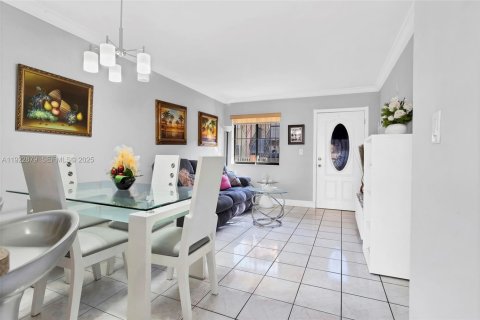 Condominio en venta en Hialeah, Florida, 2 dormitorios, 75.44 m2 № 1982865 - foto 6