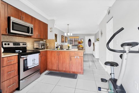 Condominio en venta en Hialeah, Florida, 2 dormitorios, 75.44 m2 № 1982865 - foto 9