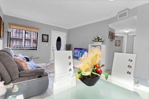 Condominio en venta en Hialeah, Florida, 2 dormitorios, 75.44 m2 № 1982865 - foto 5
