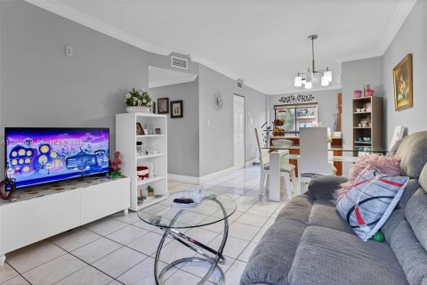Condominio en venta en Hialeah, Florida, 2 dormitorios, 75.44 m2 № 1982865 - foto 1