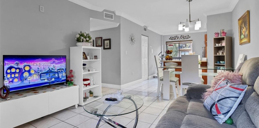 Condominio en Hialeah, Florida, 2 dormitorios № 1982865