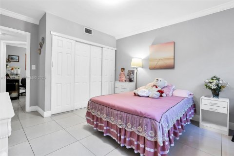 Condominio en venta en Hialeah, Florida, 2 dormitorios, 75.44 m2 № 1982865 - foto 18