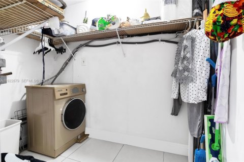 Condominio en venta en Hialeah, Florida, 2 dormitorios, 75.44 m2 № 1982865 - foto 28