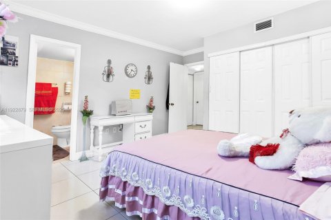 Condominio en venta en Hialeah, Florida, 2 dormitorios, 75.44 m2 № 1982865 - foto 17