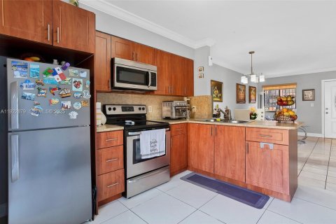 Condominio en venta en Hialeah, Florida, 2 dormitorios, 75.44 m2 № 1982865 - foto 13