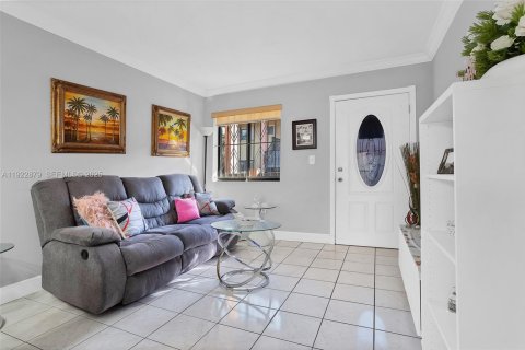 Condominio en venta en Hialeah, Florida, 2 dormitorios, 75.44 m2 № 1982865 - foto 4