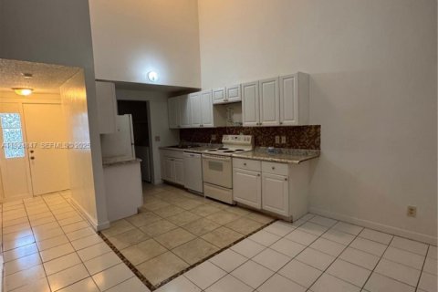 Снять в аренду таунхаус в Мирамар, Флорида 3 спальни, 96.62м2, № 1983086 - фото 3