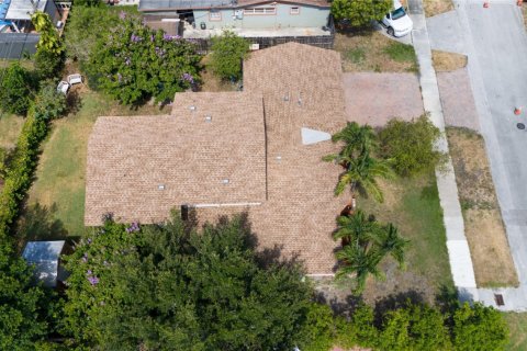 House in Hialeah, Florida 4 bedrooms, 222.78 sq.m. № 1187017 - photo 1