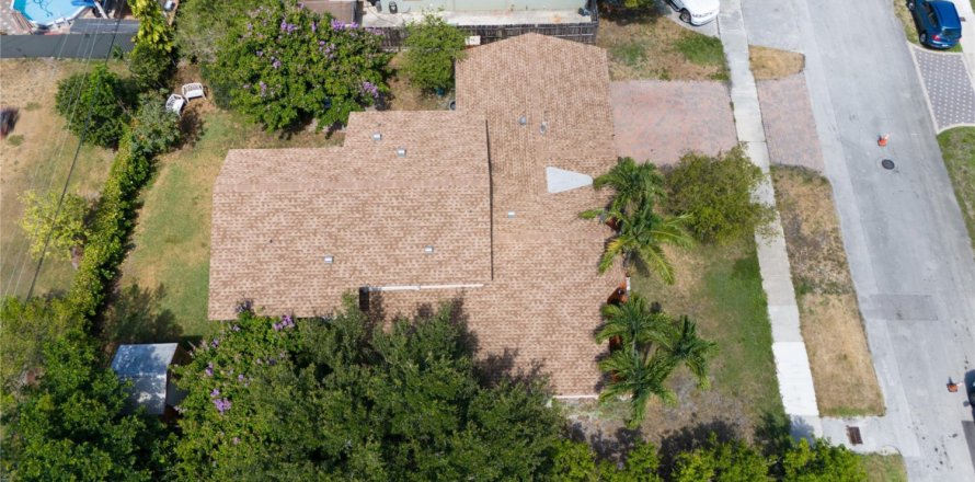 House in Hialeah, Florida 4 bedrooms, 222.78 sq.m. № 1187017