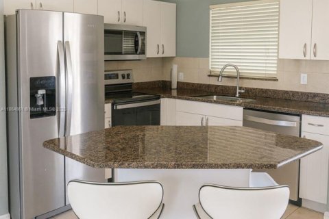 Casa en venta en Cape Coral, Florida, 3 dormitorios № 2021075 - foto 3