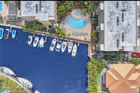 Снять в аренду кондоминиум в Помпано-Бич, Флорида 1 спальня, 76.55м2, № 1221168 - фото 1