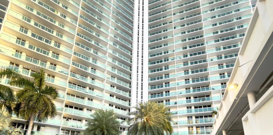 Condominio en Sunny Isles Beach, Florida, 1 dormitorio  № 1892891