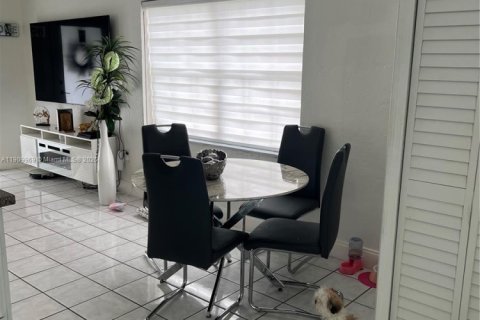 House in Miami, Florida 2 bedrooms, 71.35 sq.m. № 2013539 - photo 6